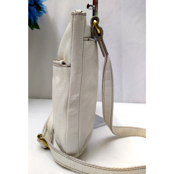 Fossil White Pebbled Leather Zipper Closure Crossbody Bag - Picture 4 of 15